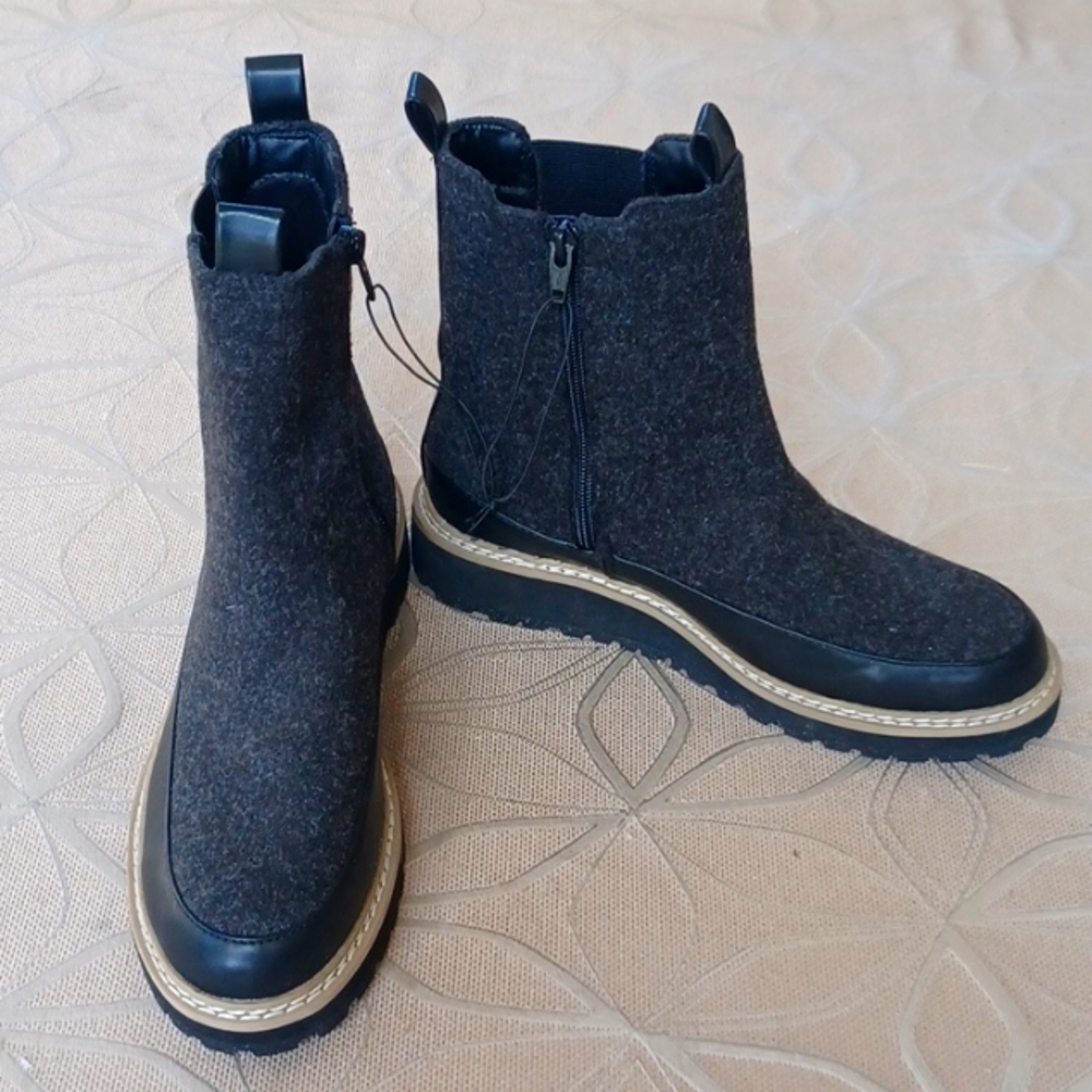 Universal Thread Grey Felted, Side Zip Booties!